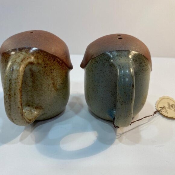 Vintage Japan Pig Couple Salt and Pepper Shakers with Handles - Picture 4 of 6